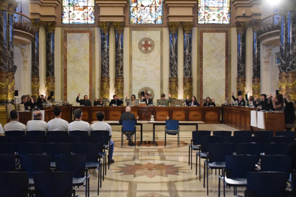 pleno extraordinario tambor El Pleno ratifica la concesión del Tambor de Oro y de las Medallas al Mérito Ciudadano