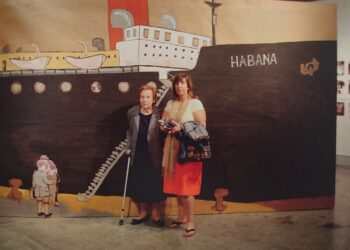 Lucía Rodríguez Alonso, la mediana de las tres hermanas, posa  junto a su hija Rosa Ruiz, ante una reproducción del mítico barco "Habana", con motivo de una exposición sobre los "niños de la guerra", organizada en Bizkaia en 2008. Foto: Rosa Ruiz