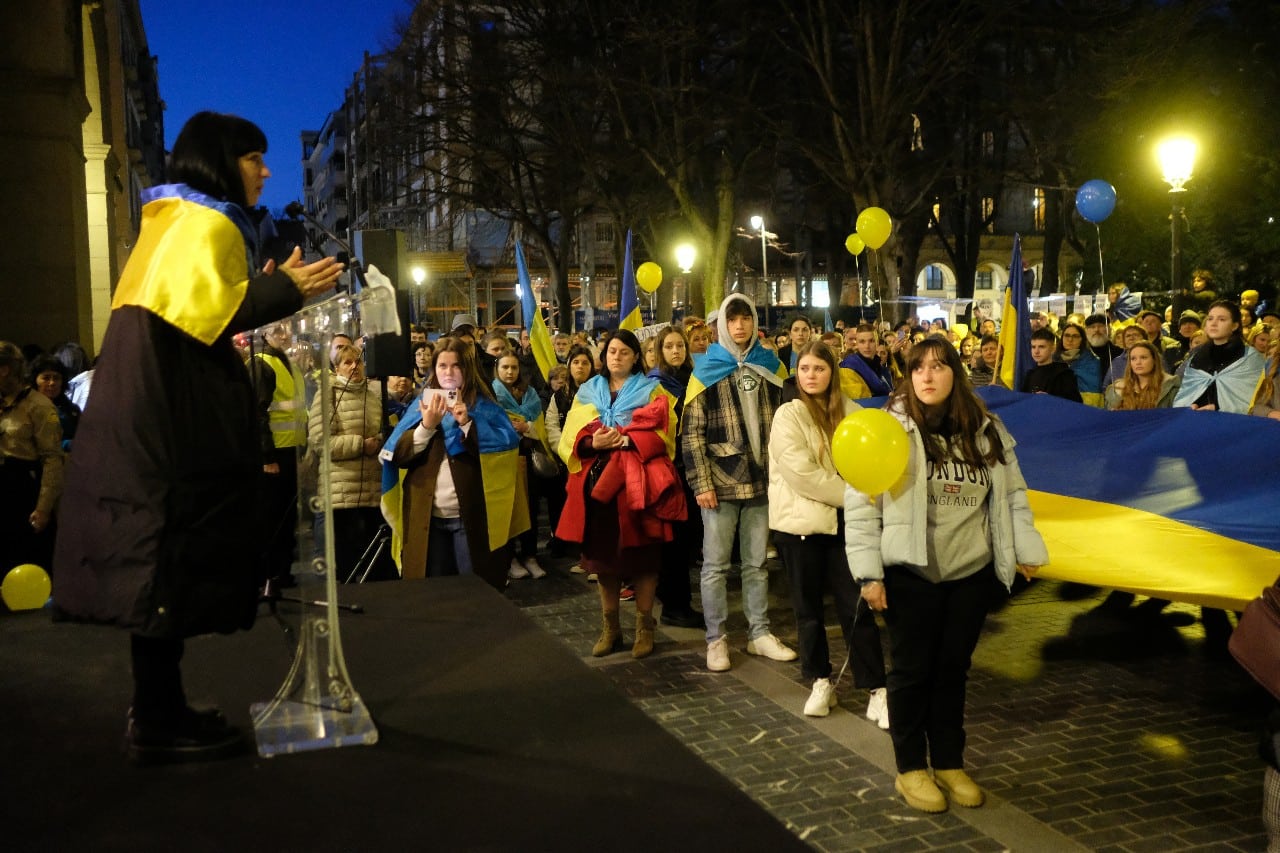 2023 0224 19504100 copy 1280x853 - (Fotos y vídeo) Donostia se solidariza con Ucrania un año después de la invasión