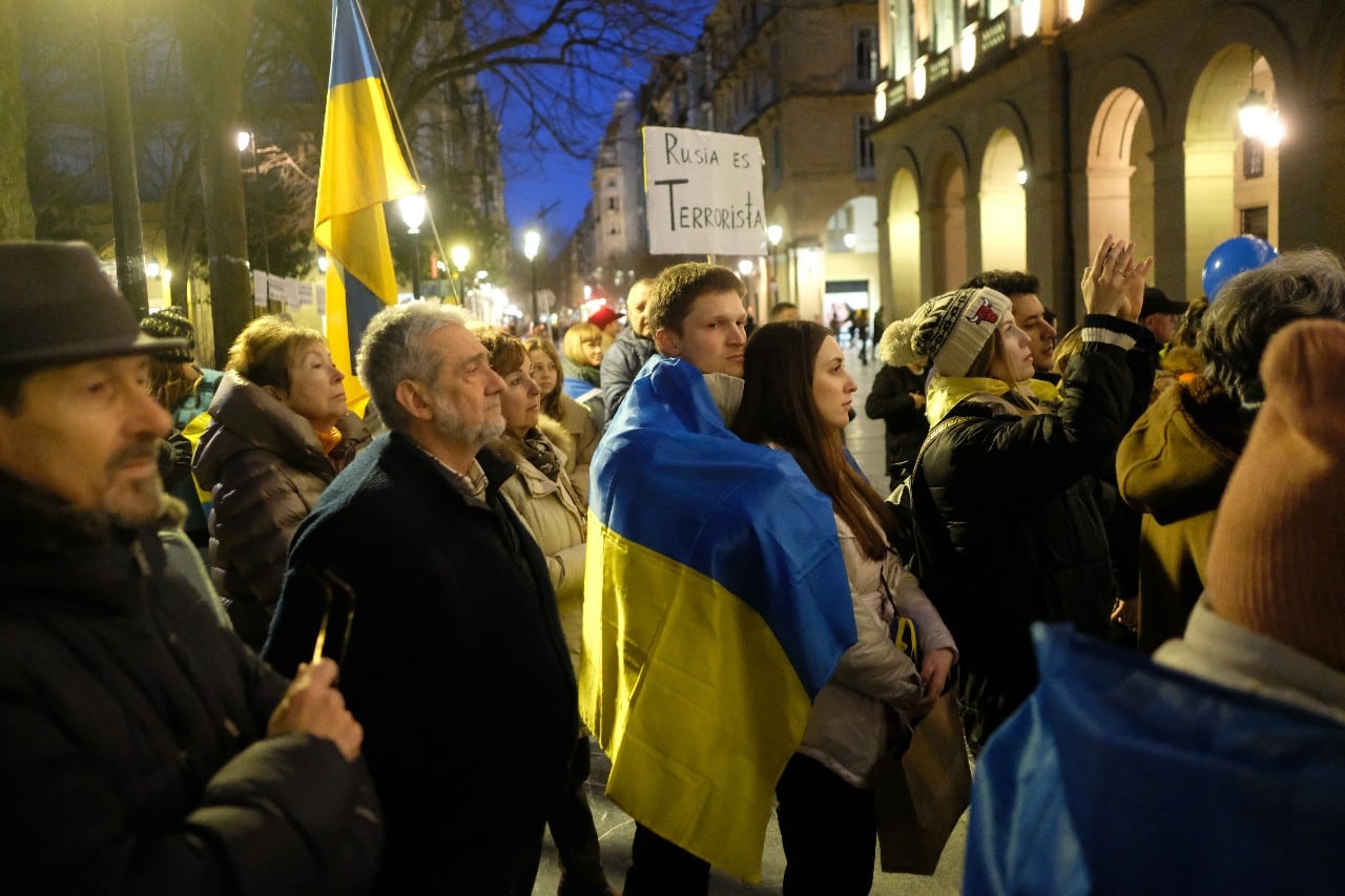2023 0224 19510000 copy 1280x853 - (Fotos y vídeo) Donostia se solidariza con Ucrania un año después de la invasión