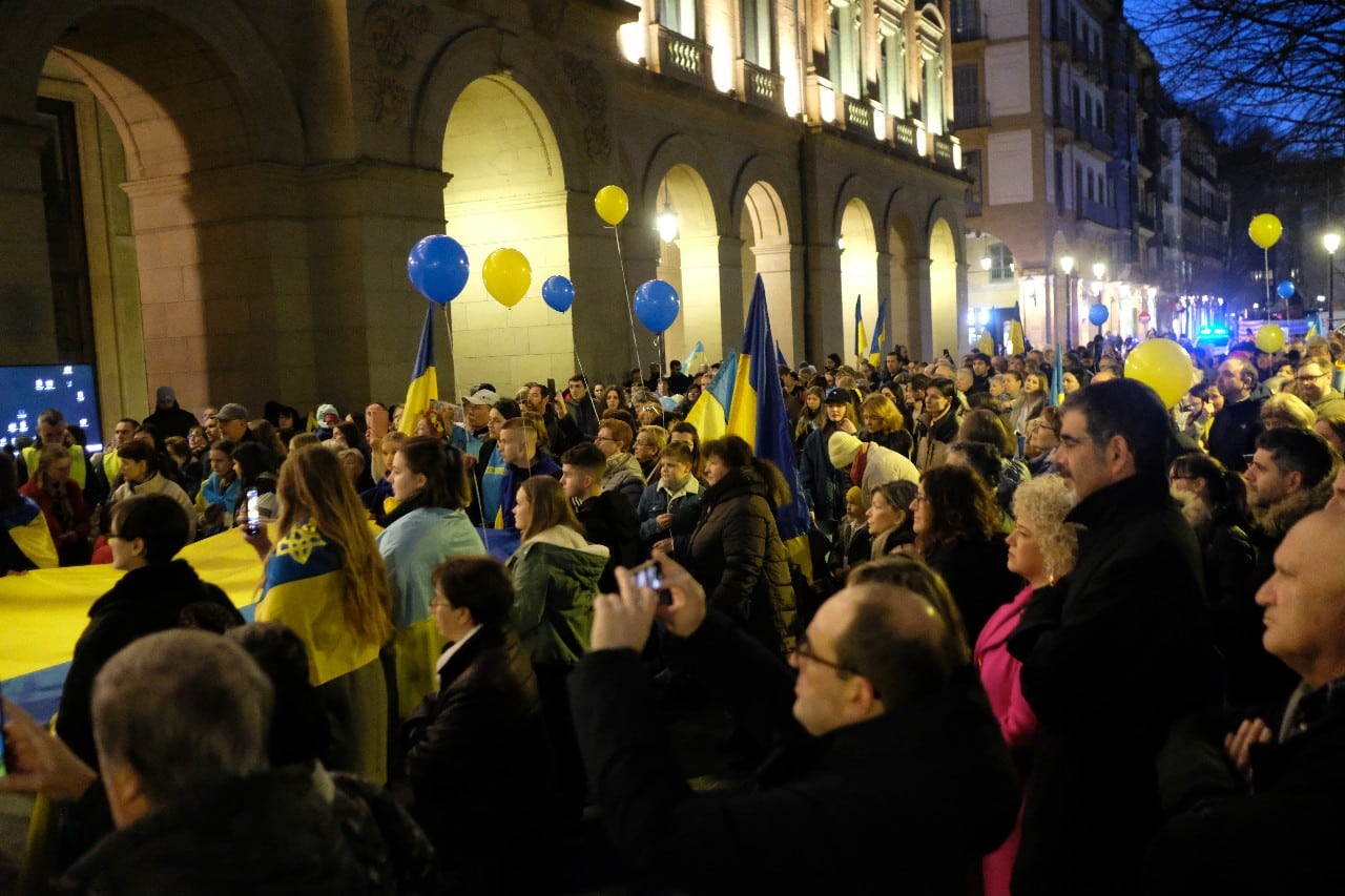 2023 0224 19511900 copy 1280x853 - (Fotos y vídeo) Donostia se solidariza con Ucrania un año después de la invasión