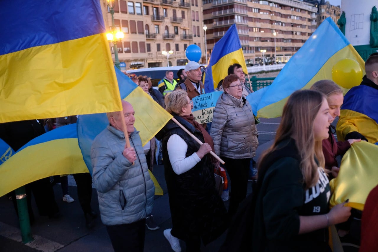 2023 0224 19514200 copy 1280x853 - (Fotos y vídeo) Donostia se solidariza con Ucrania un año después de la invasión