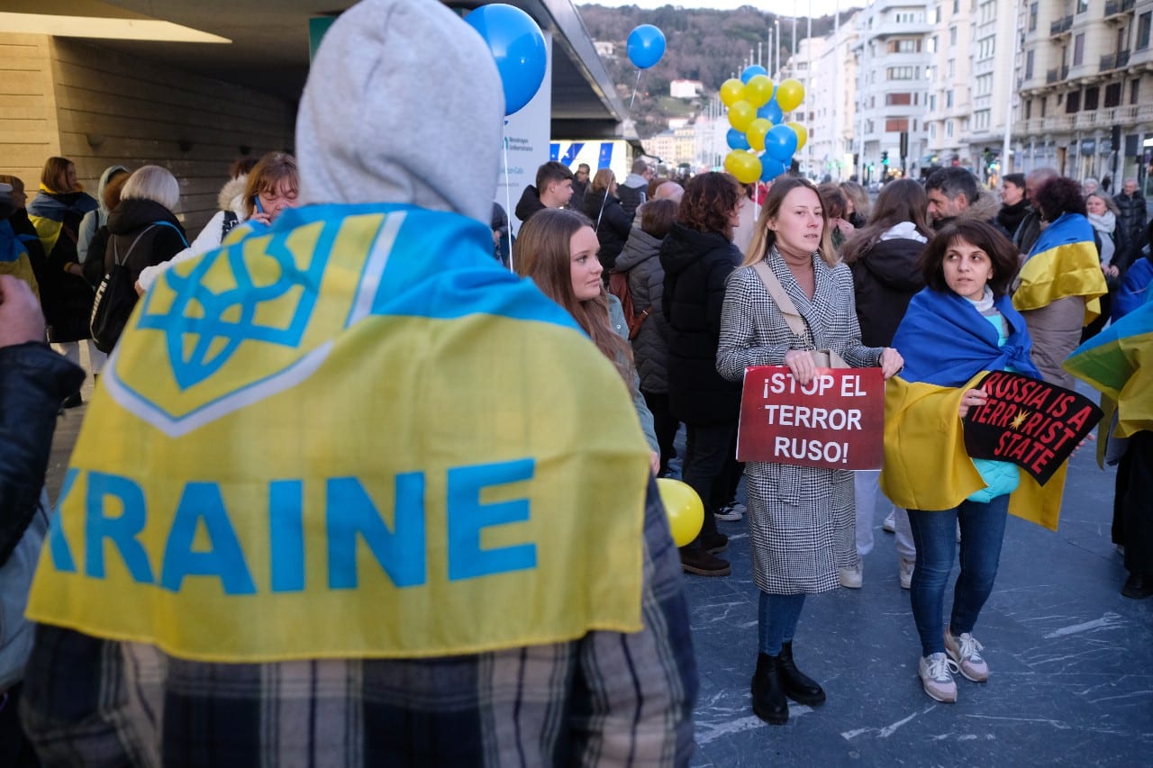 2023 0224 19530400 copy 1280x853 - (Fotos y vídeo) Donostia se solidariza con Ucrania un año después de la invasión