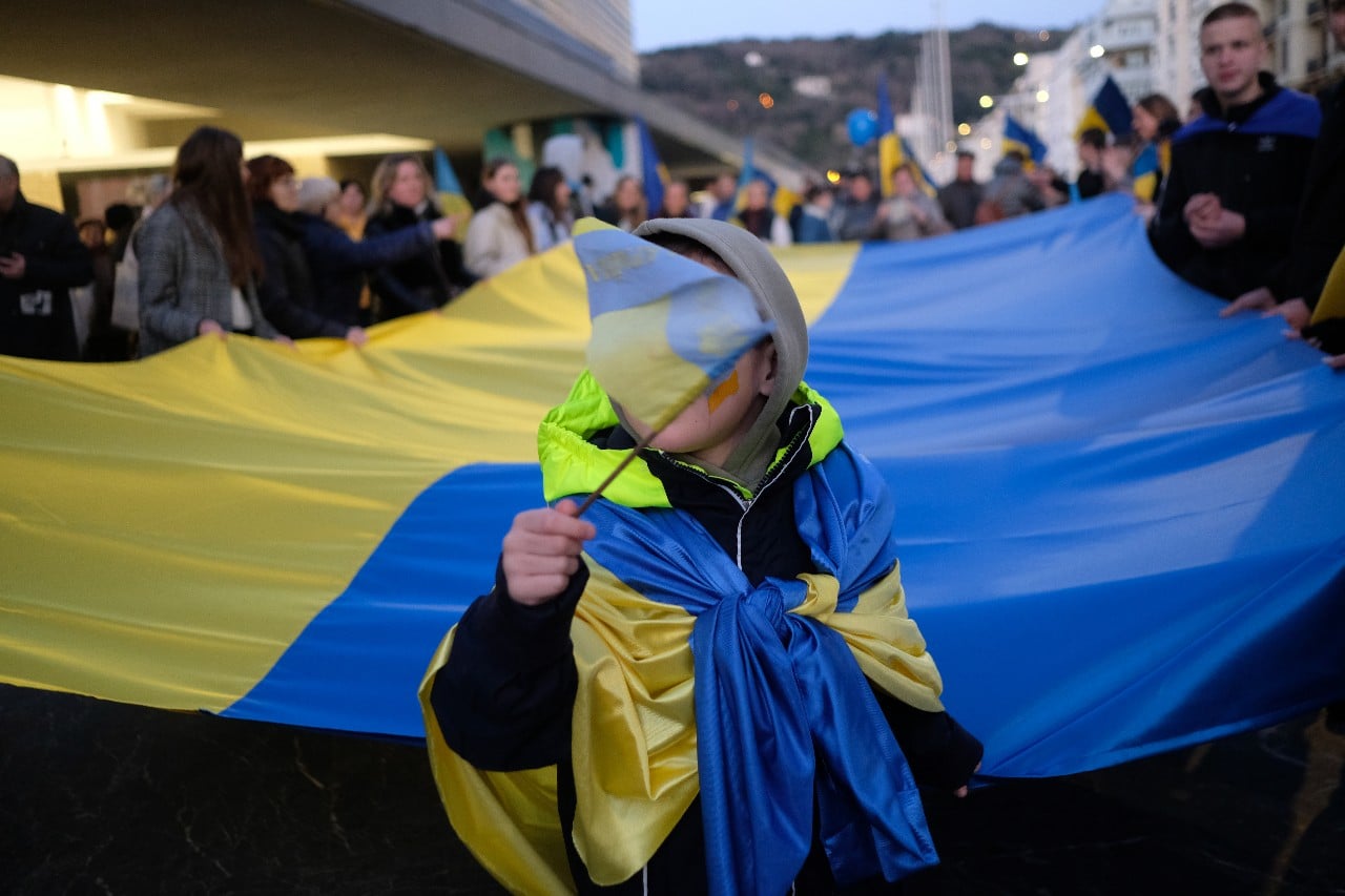 2023 0224 19534500 copy 1280x853 - (Fotos y vídeo) Donostia se solidariza con Ucrania un año después de la invasión