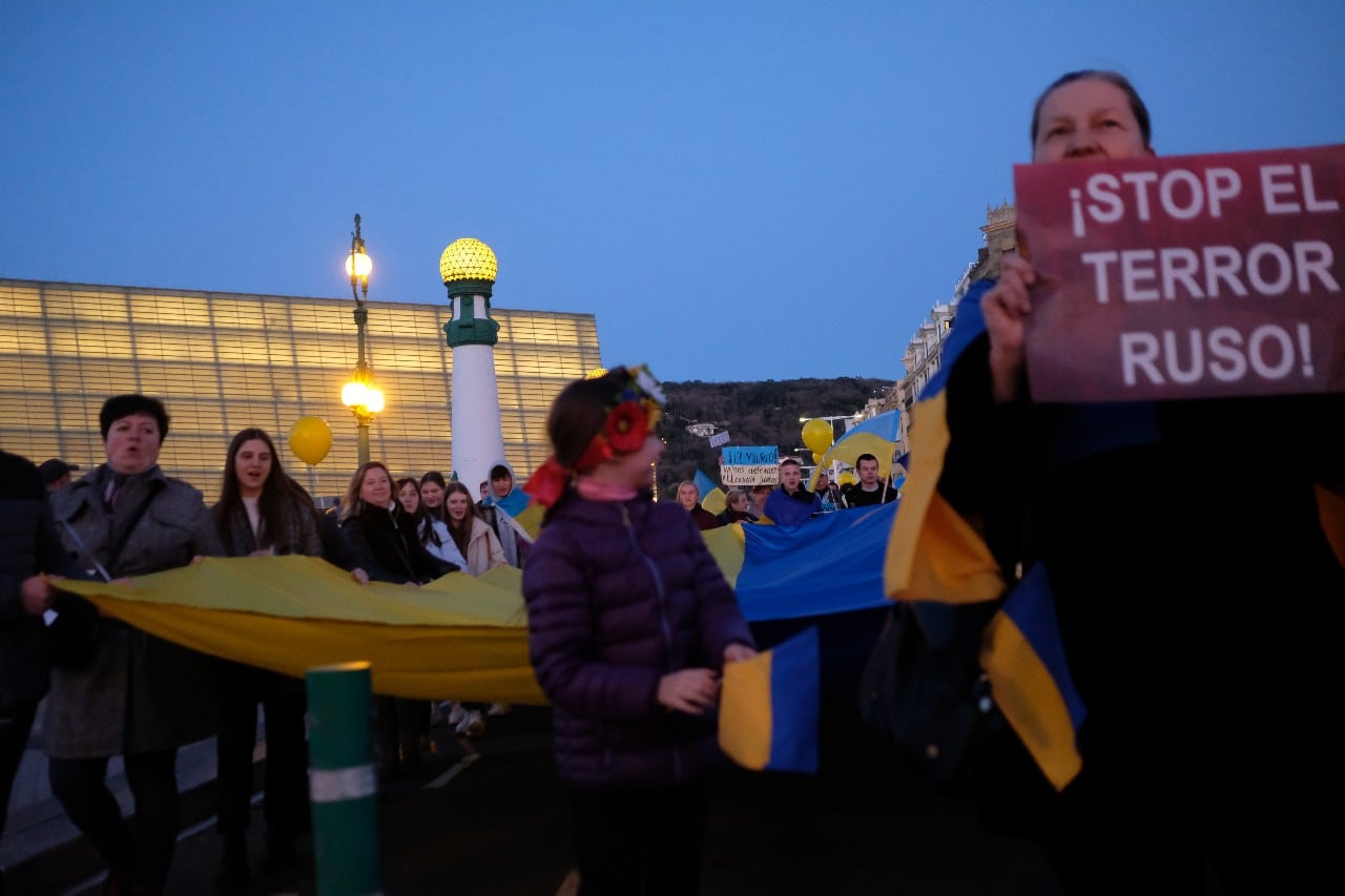 2023 0224 19540400 copy 1280x853 - (Fotos y vídeo) Donostia se solidariza con Ucrania un año después de la invasión
