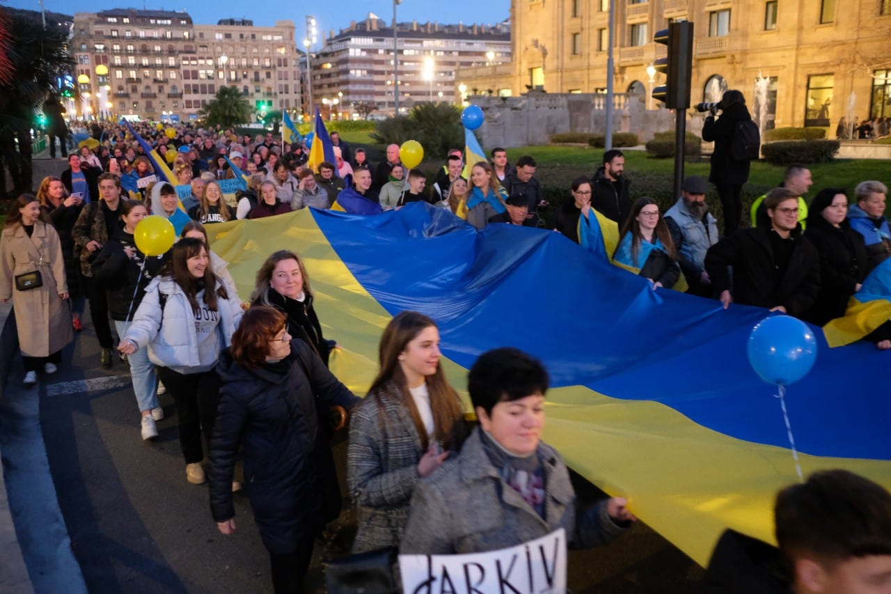 2023 0224 19541300 copy 1280x853 - (Fotos y vídeo) Donostia se solidariza con Ucrania un año después de la invasión