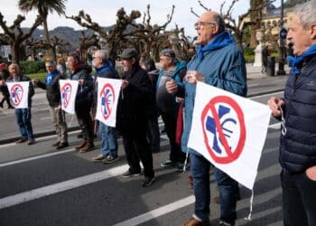 Archivo. Manifestación "contra los recortes en Osakidetza" el 25 de febrero en San Sebastián. Fotos: Santiago Farizano