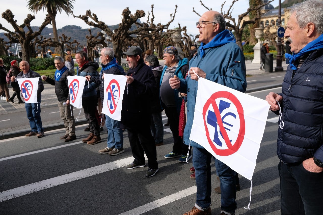 2023 0225 12222100 copy 1280x853 - Miles de personas se manifestan en Donostia contra el "desmantelamiento" de Osakidetza