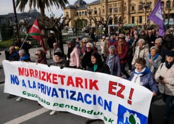 Archivo. Manifestación "contra los recortes en Osakidetza" en San Sebastián. Fotos: Santiago Farizano
