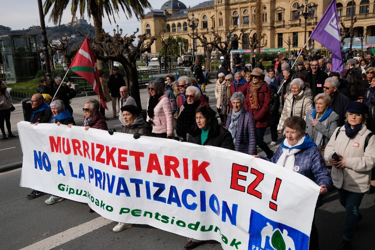 2023 0225 12231500 copy 1280x853 - Miles de personas se manifestan en Donostia contra el "desmantelamiento" de Osakidetza