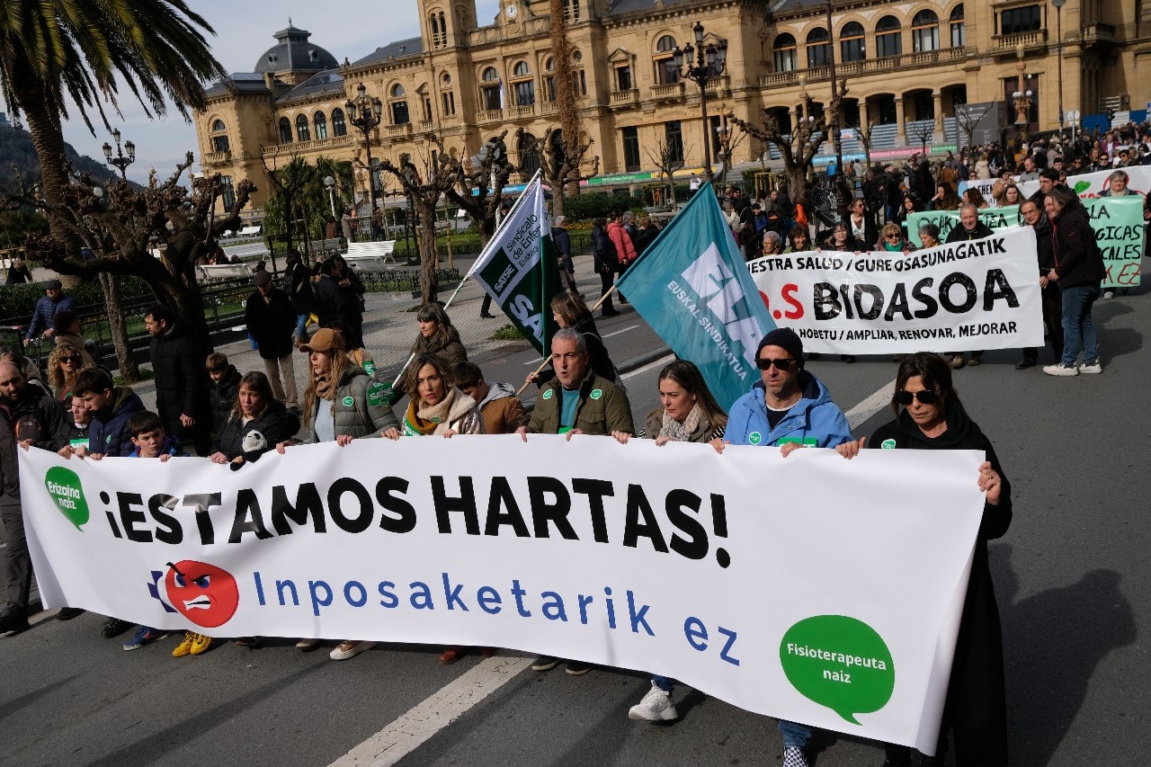 2023 0225 12234200 copy 1280x853 - Miles de personas se manifestan en Donostia contra el "desmantelamiento" de Osakidetza