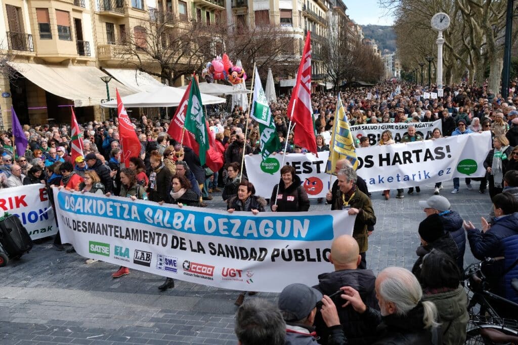 2023 0225 12242400 copy 1280x853 Miles de personas se manifestan en Donostia contra el "desmantelamiento" de Osakidetza