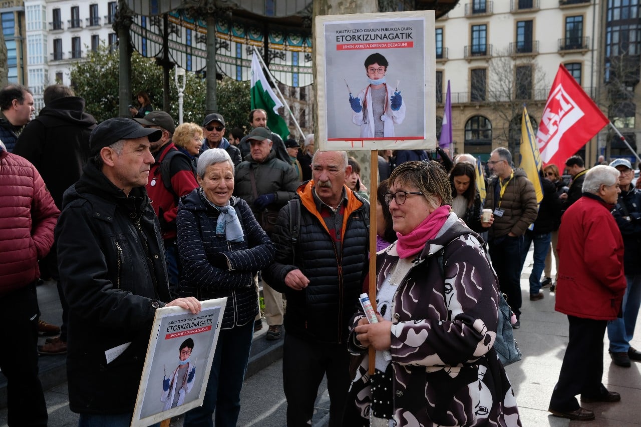 2023 0225 12243800 copy 1280x853 - Miles de personas se manifestan en Donostia contra el "desmantelamiento" de Osakidetza