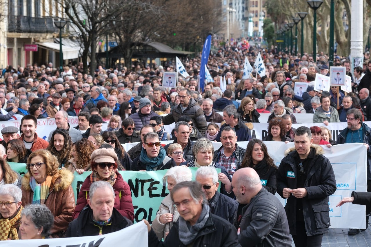2023 0225 13181400 copy 1280x853 - Miles de personas se manifestan en Donostia contra el "desmantelamiento" de Osakidetza