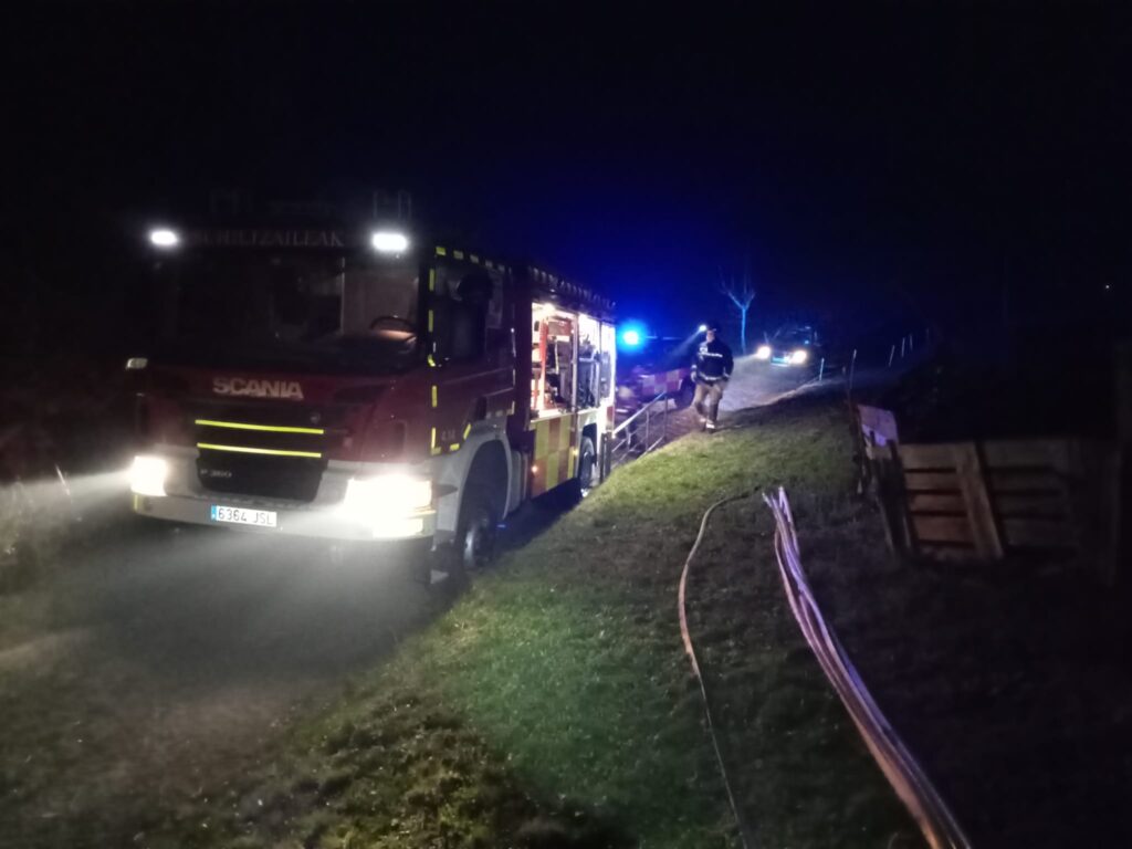Asteasu1 Bomberos sofocan un incendio forestal en Asteasu
