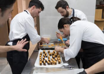 Iciar Pérez, chef de Hermanos Padrón, y Jerónimo Pena del Andra Mari cocinaron a cuatro manos el lunes como punto de partida de la promoción de Las Palmas de Gran Canaria. Foto: Turismo