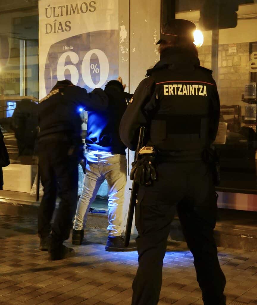 Ertzaintza noche2 Detenido por agresión sexual y robo junto a una céntrica discoteca de Donostia