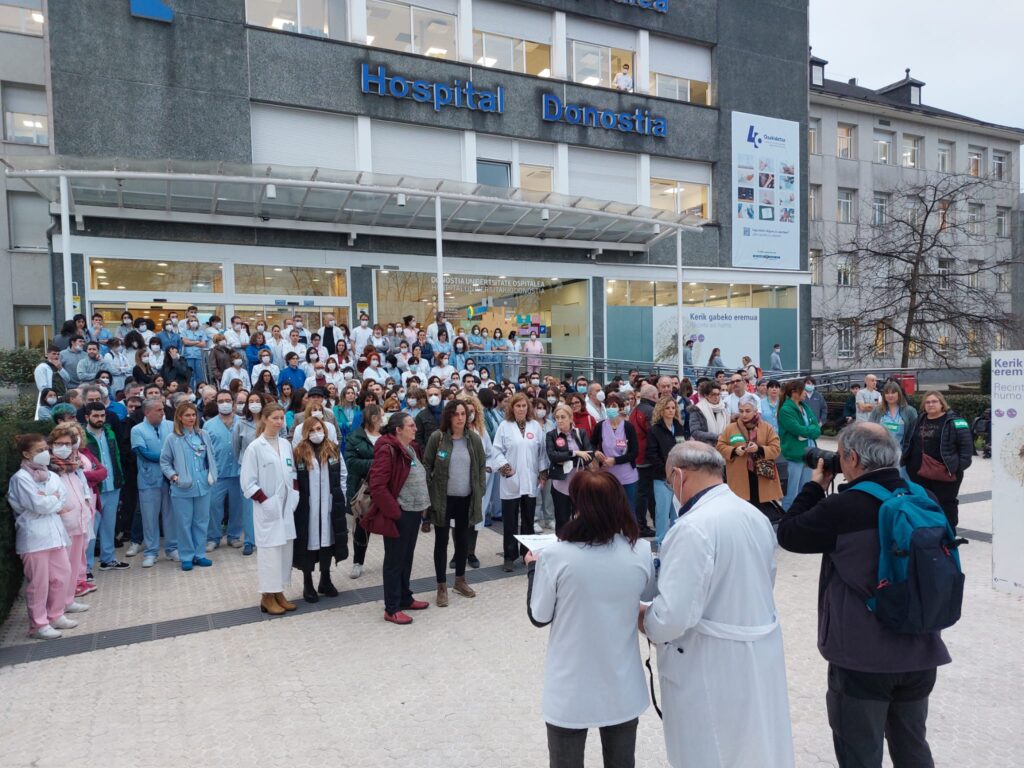 HospitalDonostia2 Concentraciones de sanitarios como "antesala" de las manifestaciones del sábado