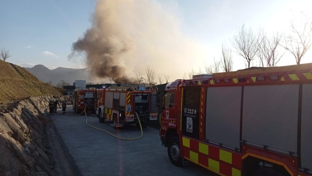 Irun fuego Se incendian dos transformadores de la planta de comprensión de gas de Irun