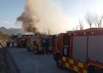 Incendio en dos transformadores eléctricos de la estación de comprensión de gas Euskadur en Irun. Foto: Bomberos de Euskadi (vía twitter)