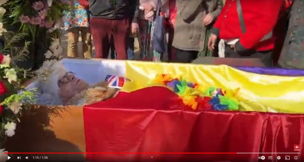 Isabel II (Vídeo) Funeral de Isabel II en los Carnavales de Tolosa