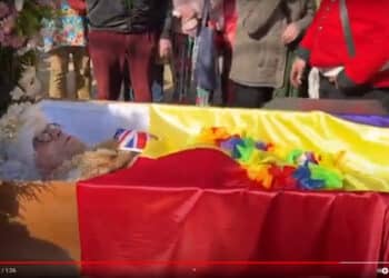 Imagen del vídeo del funeral de Isabel II en el Carnaval de Tolosa. Obra de Mikel Gasca.