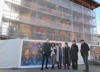 Ante la restauración del mural de Zumeta en Usurbil. Foto: Diputación