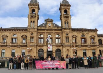 Concentración frente al Ayuntamiento de San Sebastián este mediodía. Foto: Ayto