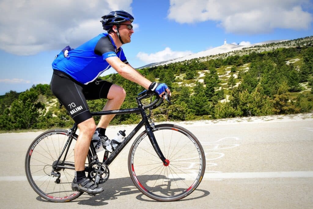 cyclist gbbab18f80 1280 Tres proyectos ponen a prueba lo que la tecnología puede hacer en las carreteras de Gipuzkoa