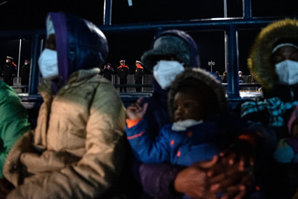 desembarco2 Aita Mari rescata a otros 40 náufragos con once mujeres y dos bebés