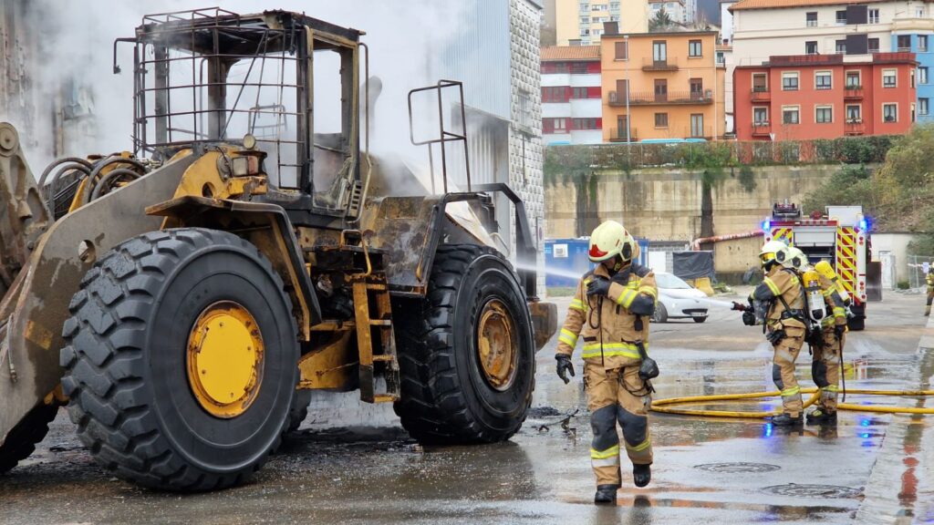 excavadora Los bomberos sofocan dos fuegos en Herrera y Ulia sin consecuencias personales