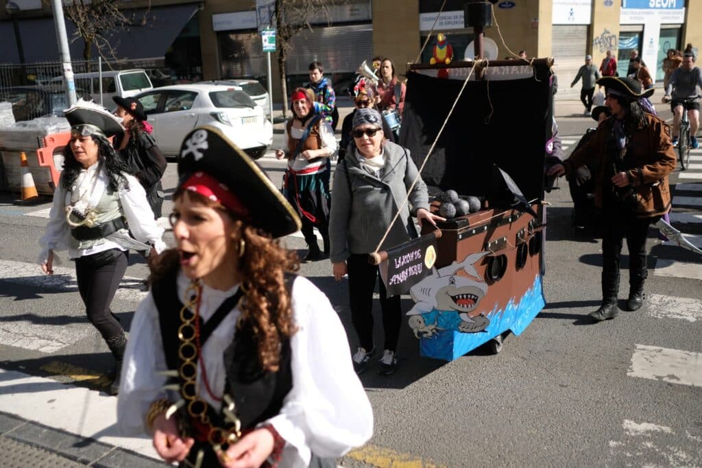 la joya de amara berri surca el barrio 'La joya de Amara Berri' lleva la fiesta pirata a todos los rincones del barrio