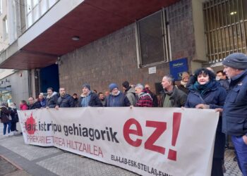 Imagen de archivo de una protesta de febrero de 2023. Sindicatos concentrados ante Telefónica por el fallecimiento de un operario en la calle Prim de Donostia. Foto: DonostiTik