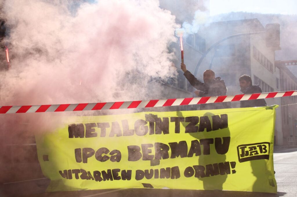 metal LAB corta una carretera en Legazpi "por un convenio digno" para el metal
