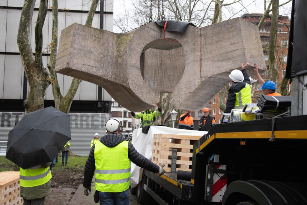 Bellas Chillida "Lugar de encuentros IV" abandona temporalmente el Bellas Artes en dirección a Chillida Leku