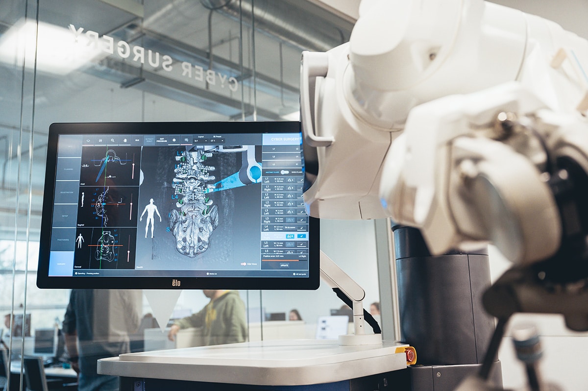 Detalle robot1 Prueban en Euskadi un robot quirúrgico para operaciones de columna