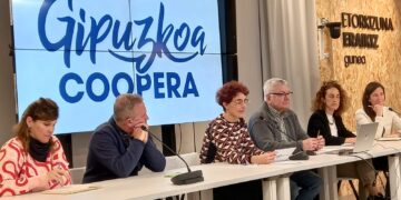 Presentación del balance de GIpuzkoa Coopera con representantes de la Diputación y de empresas colaboradoras. Foto: DonostiTik