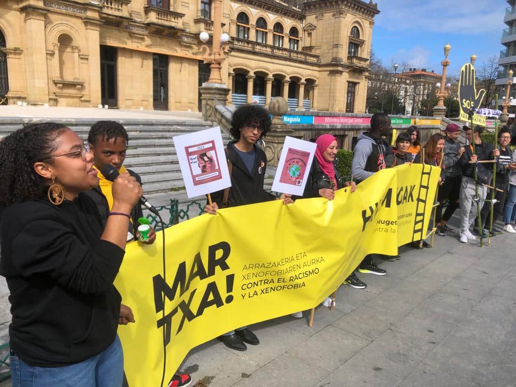 Hilmugak4 - Cientos de personas denuncian de Pasaia a Donostia la violencia en las fronteras