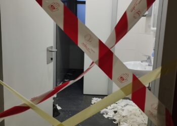 Baños clausurados en el Hospital Donostia por la huelga de limpieza. Fotos: M.G.