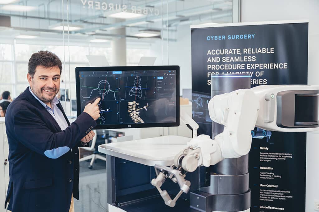 Jorge Presa CEO de Cyber Surgery con el robot2 1024x681 - Prueban en Euskadi un robot quirúrgico para operaciones de columna