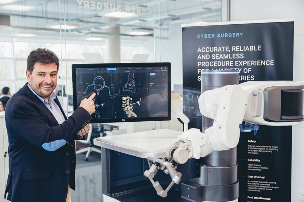 Jorge Presa CEO de Cyber Surgery con el robot2 Prueban en Euskadi un robot quirúrgico para operaciones de columna