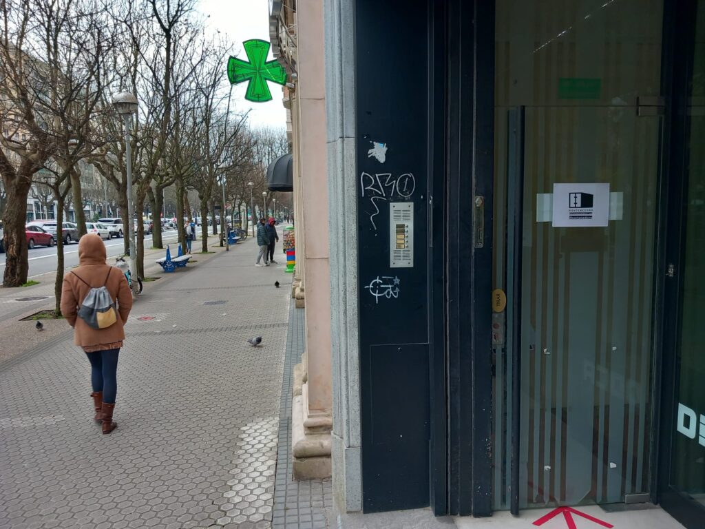 Kontenedora puerta cerrada Kontenedora se ve obligado a cerrar temporalmente su local