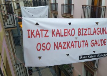 Pancartas en la calle Juan de Bilbao. Foto enviada por un grupo de vecinos