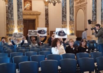 Imagen de archivo de un pleno en Donostia con varias personas contrarias al proyecto de Manteo. Imagen vía redes
