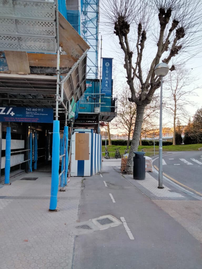 Falta de visibilidad (y de señales) en el bidegorri con andamio de Balleneros 18 carril bici Balleneros Falta de visibilidad (y de señales) en el bidegorri con andamio de Balleneros