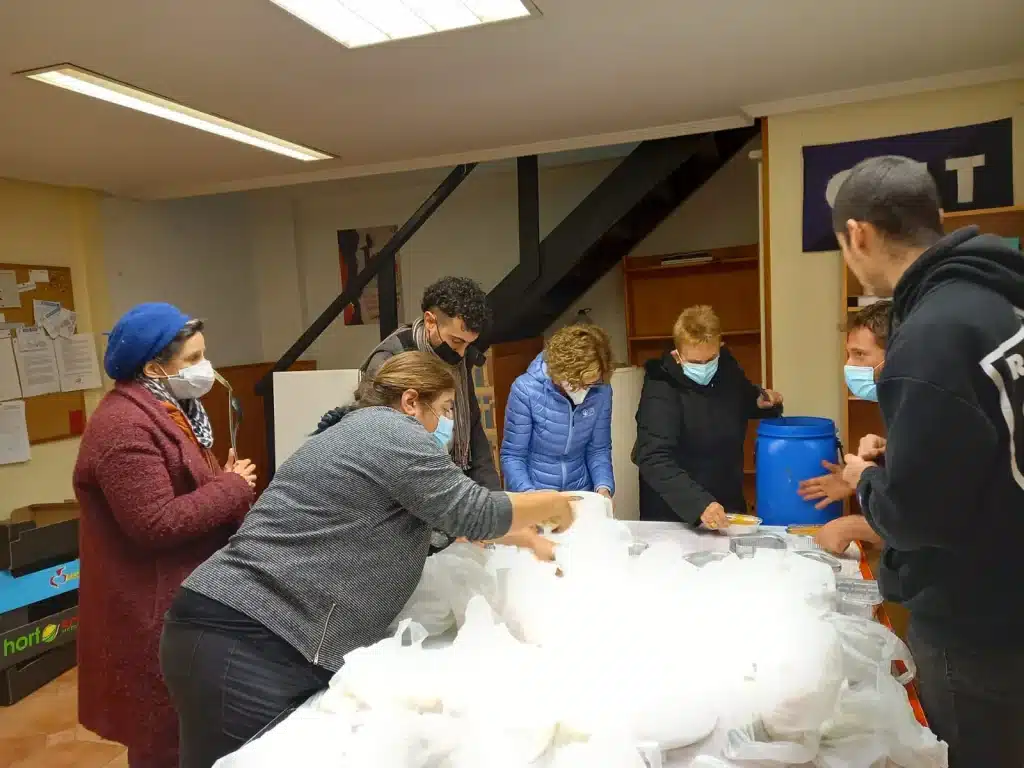Las cenas solidarias de Amara cumplen un año con unos 35 comensales diarios 17 cena archivo Las cenas solidarias de Amara cumplen un año con unos 35 comensales diarios