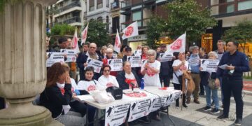 Stop Desahucios, Alokairu e Inquilinos Azora hoy ante el Banco Sabadell. Foto: S.D.