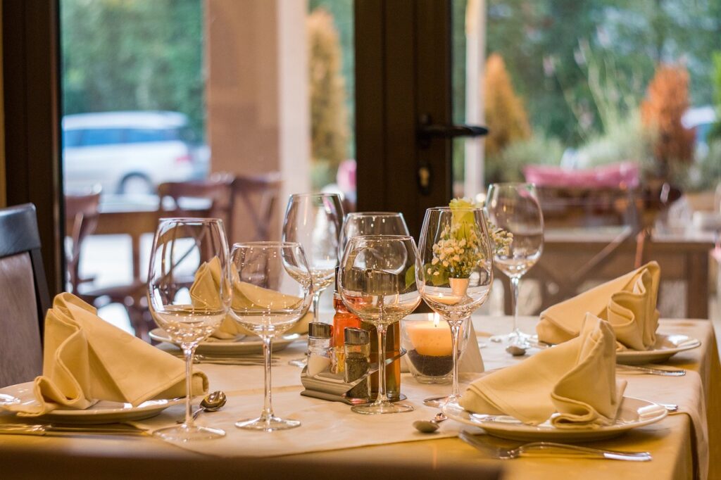 restaurant g5e22192ed 1280 ELA reclama subidas salariales y controles horarios para la hostelería de Gipuzkoa