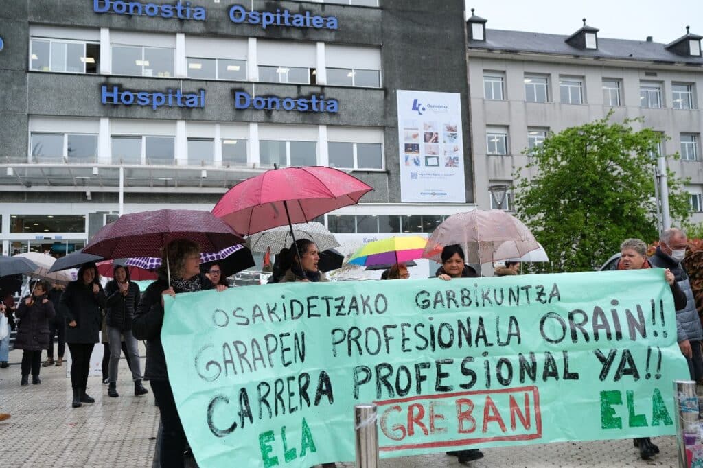2023 0413 11372700 copy 1280x853 46 días de paro en la limpieza de Osakidetza sin visos de solución
