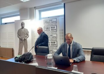 Andrés Krakenberger, portavoz de Pablo Ibar-Juicio Justo, y el abogado Joe Nascimento el pasado 17 de abril en Donostia. Foto: DonostiTik